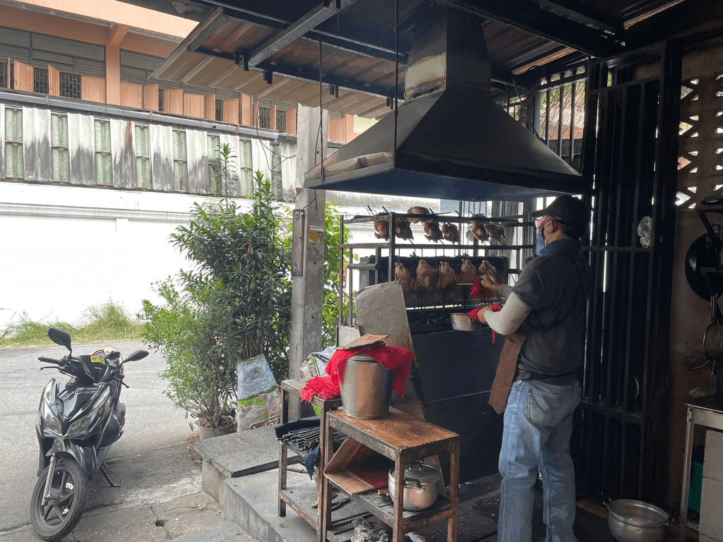 SP CHICKENのチキンを焼く人