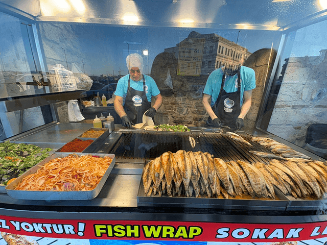 Yılmaz Usta Balık Ekmekの調理風景