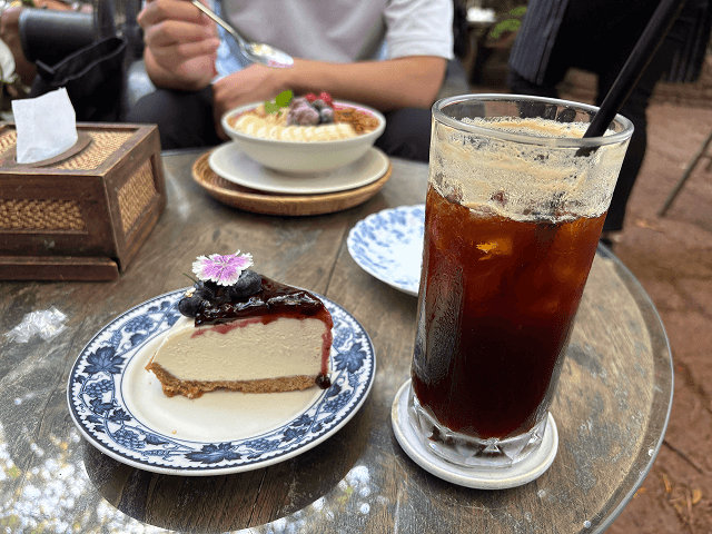 Fern Forest Cafeのコーヒーとケーキ