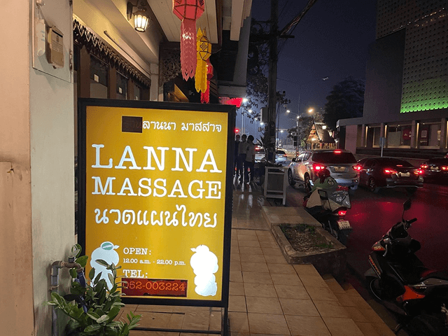 Lanna Massageの看板