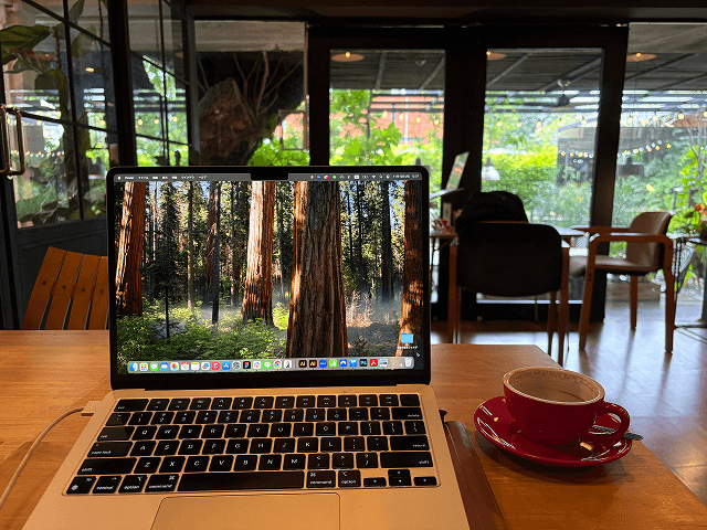 ombra cafeでの作業風景