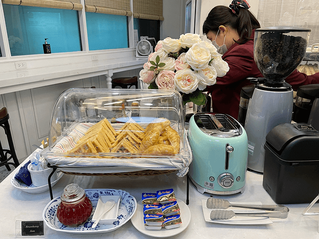 The Coral Executive Loungeの料理1（パン類）