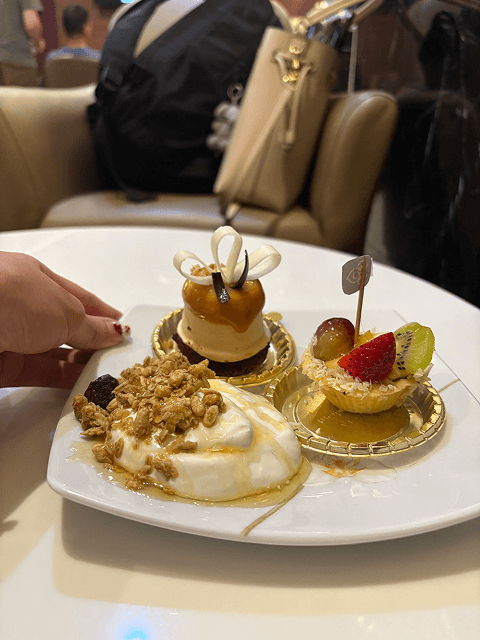 Thai Airways Royal Orchid Loungeの料理（グリークヨーグルト・クリスマスケーキ）