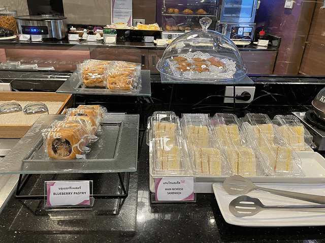 Thai Airways Royal Orchid Loungeの料理2（パン類）