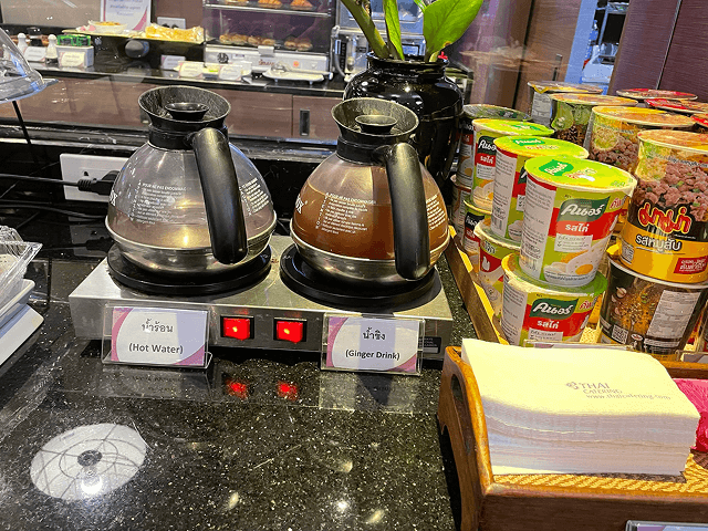 Thai Airways Royal Orchid Loungeのドリンク・カップ麺