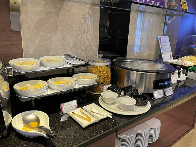 Thai Airways Royal Orchid Loungeの料理3（カオソーイ）