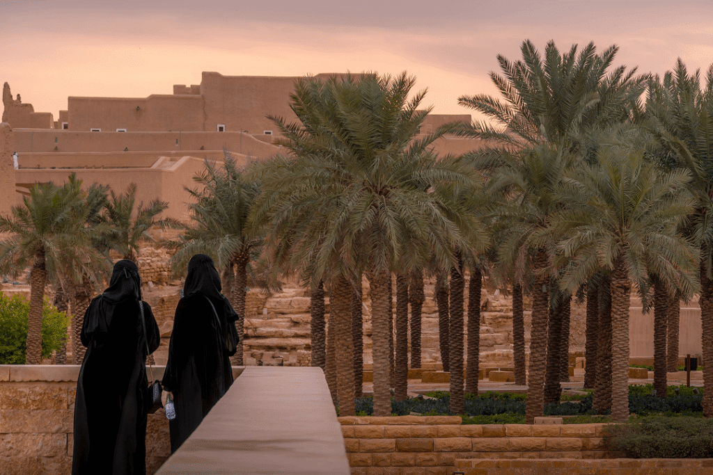 アバヤを着た女性とサウジアラビアの風景