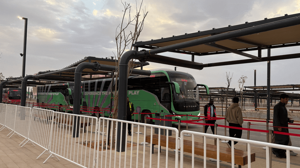 Six Flags Qiddiya Cityへのシャトルバス