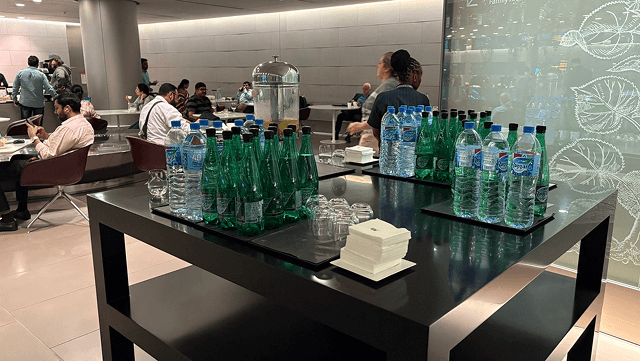 AL MAHAラウンジの水