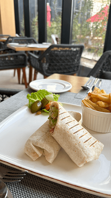 Maani Muscat Hotel and Apartmentsのレストラン（シャワルマ）