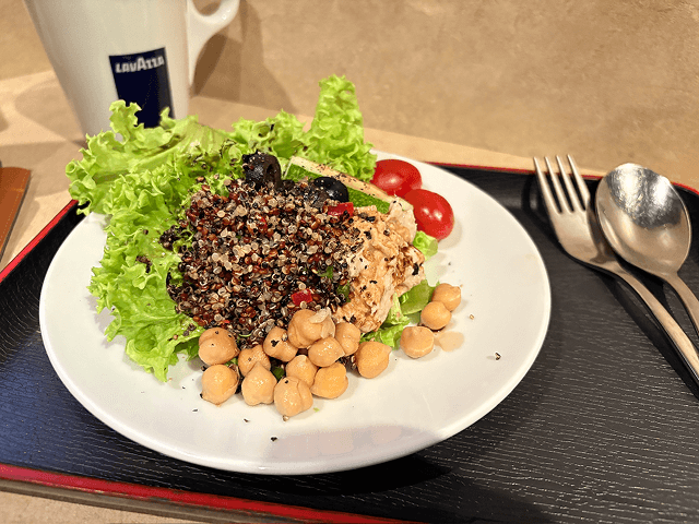 チャンギ空港Plaza Premium Loungeのサラダ