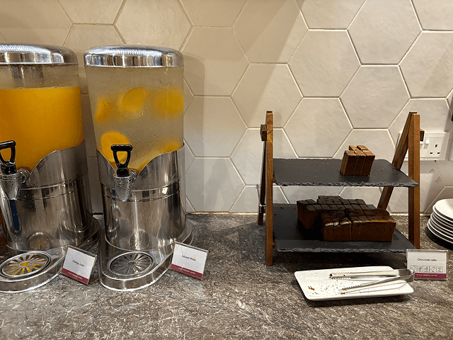 チャンギ空港Plaza Premium Loungeのケーキと水