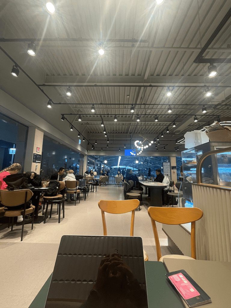 EDIYA COFFEEの内装