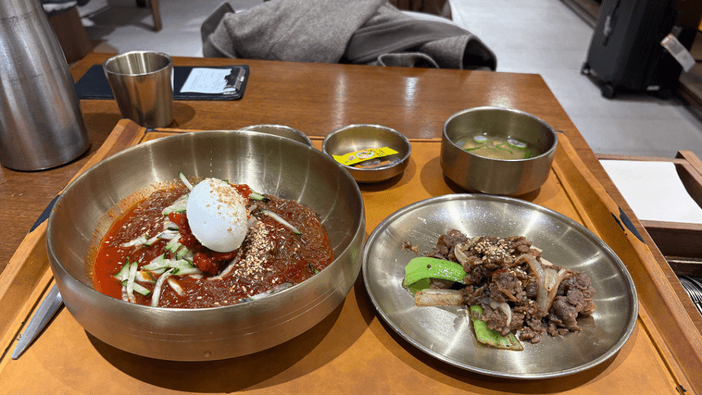 金海空港2階の韓国料理店①冷麺とプルコギのセット