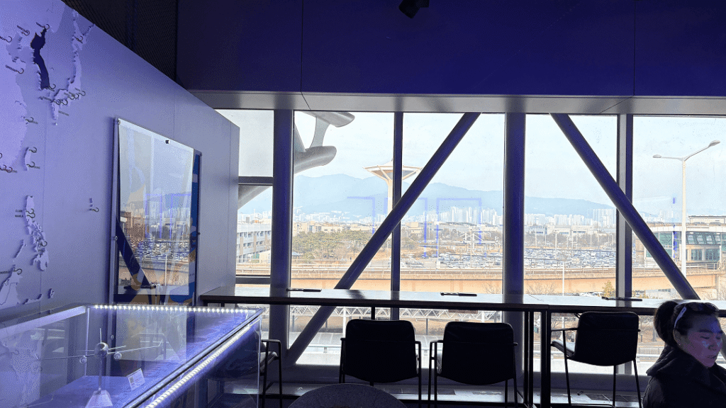 金海空港2階の休憩所の窓