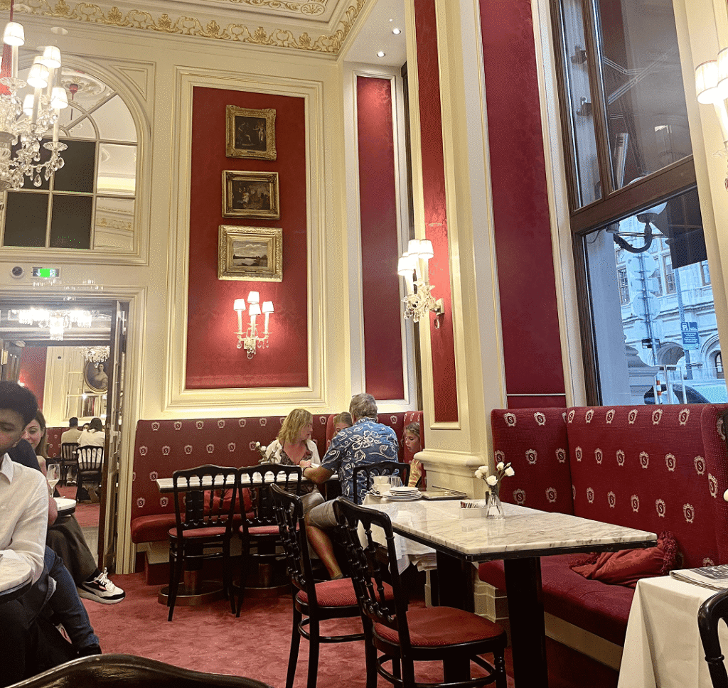 カフェザッハーの内装