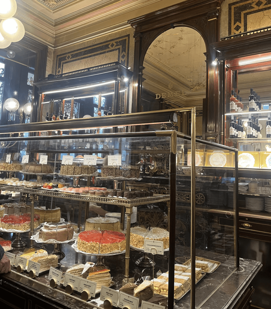 デメルの内装