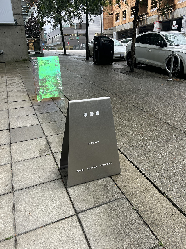 Ellipsis Coffeeの看板