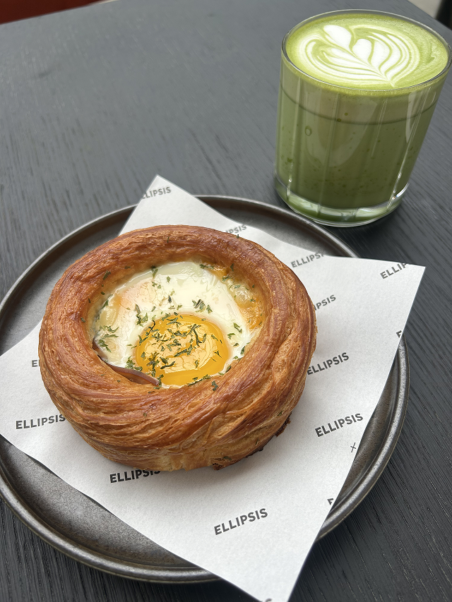 Ellipsis Coffeeの抹茶ラテとフード