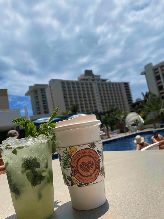 Hawaiian Aroma Coffeeのプールサイドでのドリンク