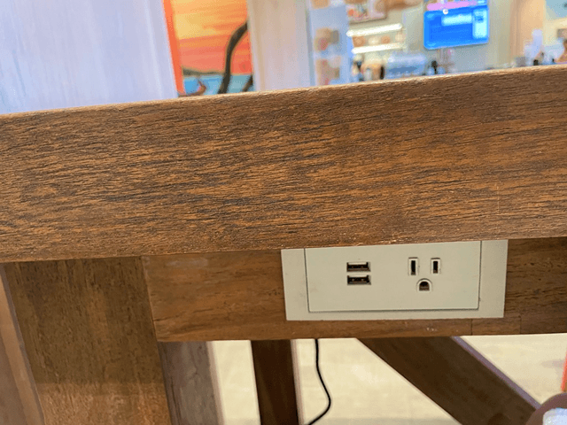 KNOTS COFFEE ROASTERのテーブル下コンセント