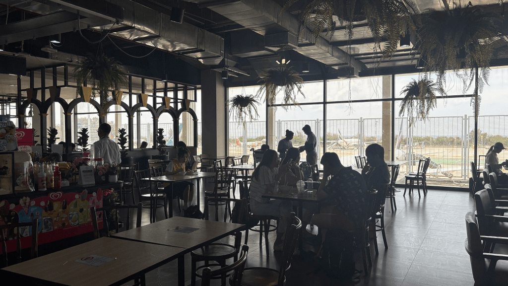 プーケット空港のフードコート