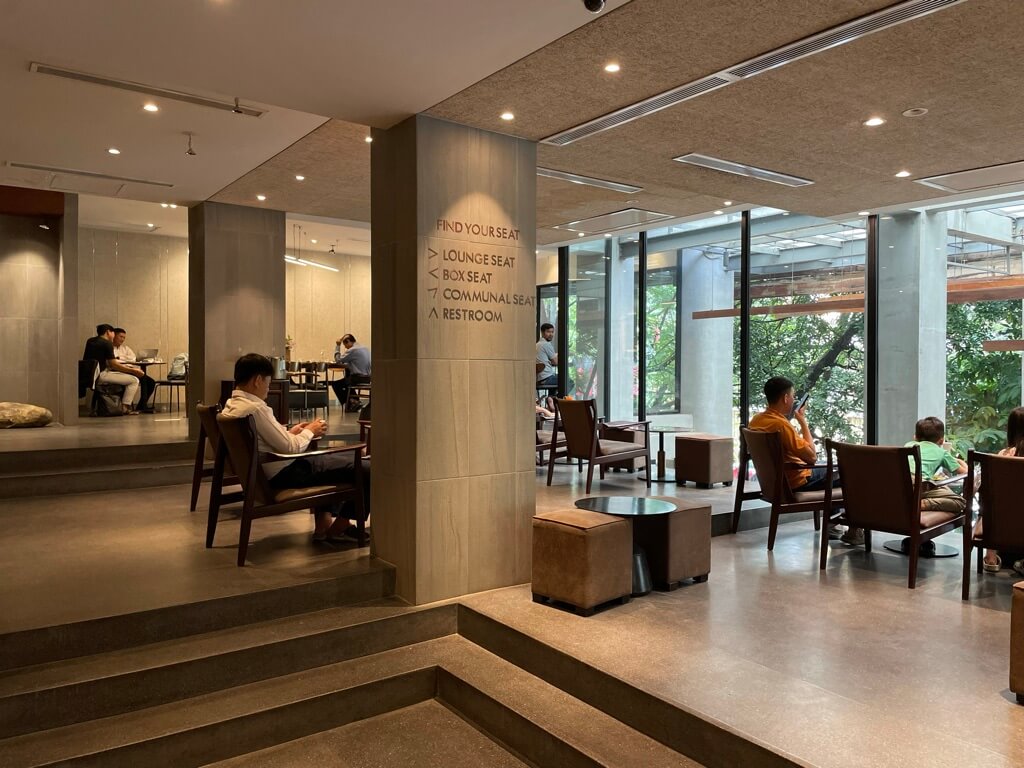 内装 / BROWN Coffee and Bakery