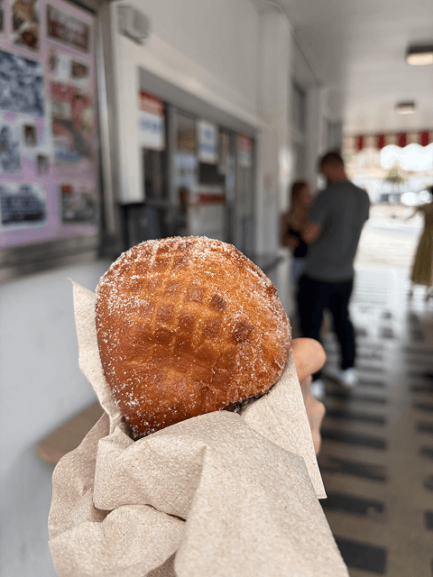 Leonard's Bakery の揚げたてマラサダ